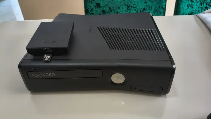 Xbox 360 ótimo estado e desbloqueio rgh + jogos originais (está sem a fonte)