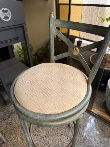 Banqueta em ferro com tecido estilo retrô