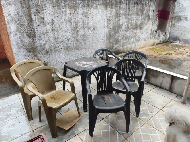 Jogo de Mesa com 4 Cadeiras tipo poltrona preto, acompanha mais duas cadeiras Dourado