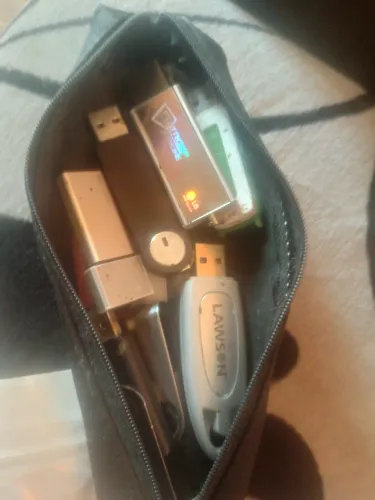 Vendo quite Cabos e pendrives, Cabos estao novos, os pen drive Sao usados.
