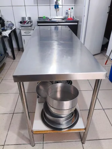 MESA DE MANIPULAÇÃO EM INOX PROFISSIONAL 1,70m