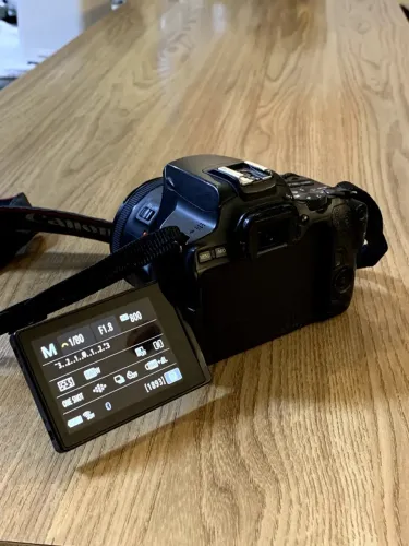 Canon SL3 + EF-50mm F/1.8 + EF-S 18-55mm F4.0 - 5.6 + 2 Baterias
