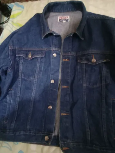 uma jaqueta jeans semi nova tamanho G