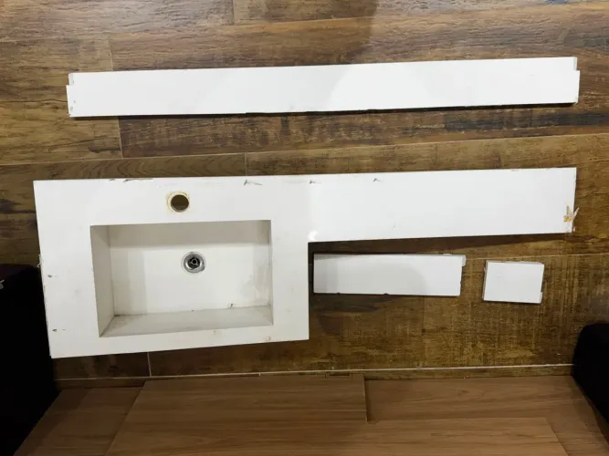 Pia de banheiro esculpida em quartzo branco