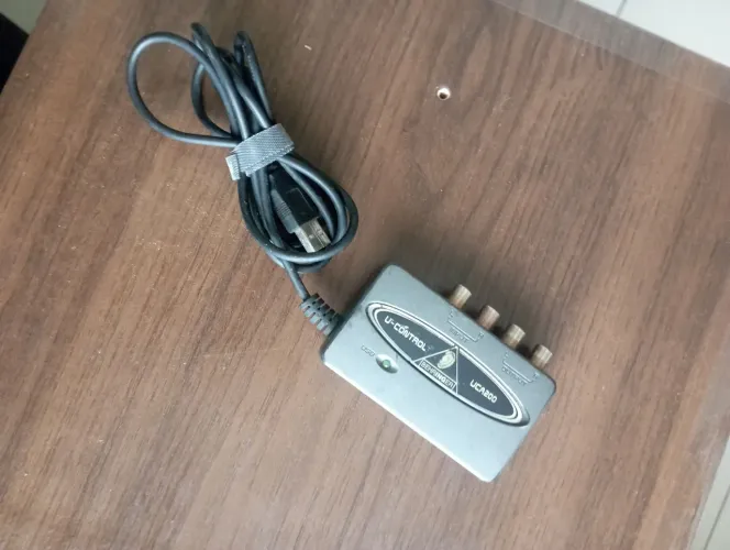Placa de som Behringer UCA 200