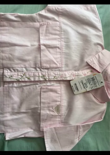 Camisa bordada marca Um mais um 