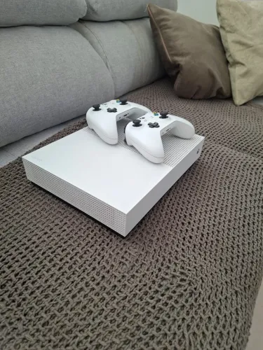 Vendo Xbox com controles originais
