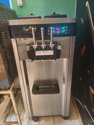 Máquina de sorvete semi nova marca logrosoff