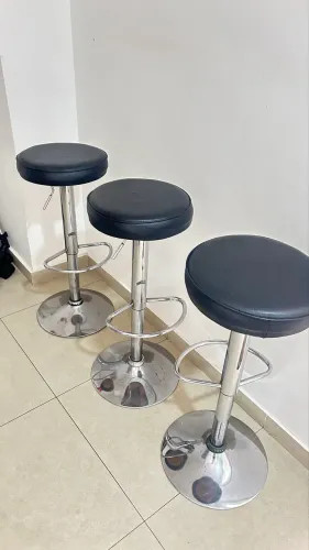 Três banquetas reguláveis