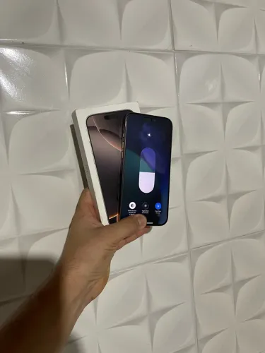 Vendo ou troco, iPhone 16 pro max Titânio-deserto único dono, todo original, completo.