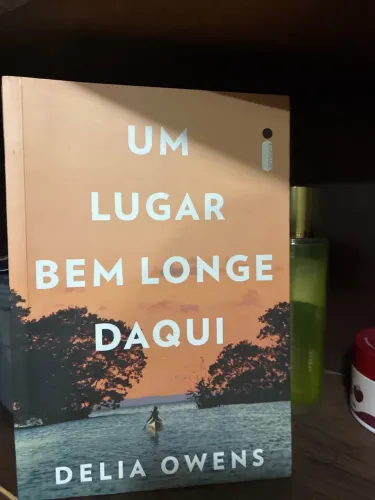 Um Lugar Bem Longe Daqui, de Delia Owens. Bem conservado! ?