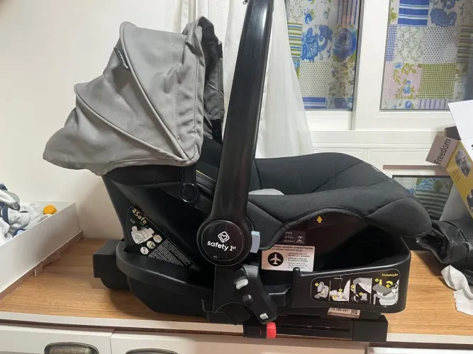 Bebê conforto com base de instalação veicular