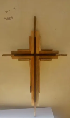 Cruz de Madeira Maciça para parede