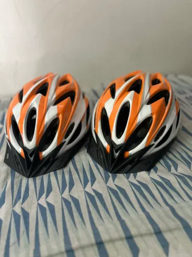 Kit / a Capacete de Ciclismo Laranja e Branco com Viseira