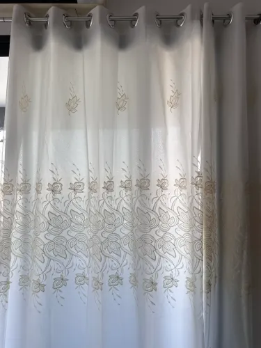 Cortina em Voal Bordado Floral com Ilhós ? Elegante e Impecável