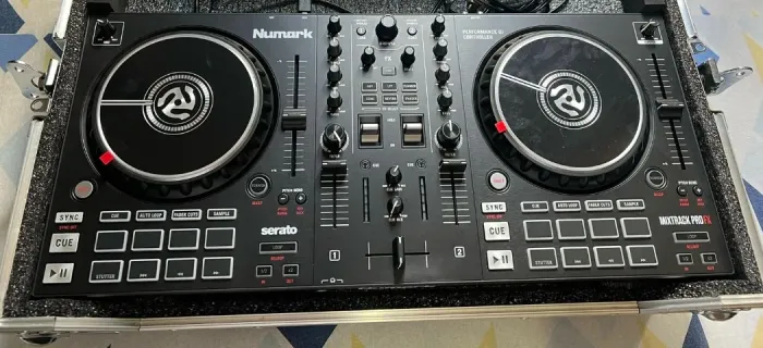 Vende-se Numark Mixtrack Pro FX 2 Canais - Completo com Case e Cabo RCA