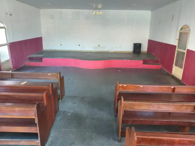 Vendo um imóvel onde funcionava uma igreja.