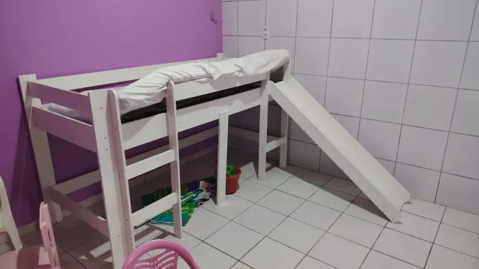 Cama com escorregador
