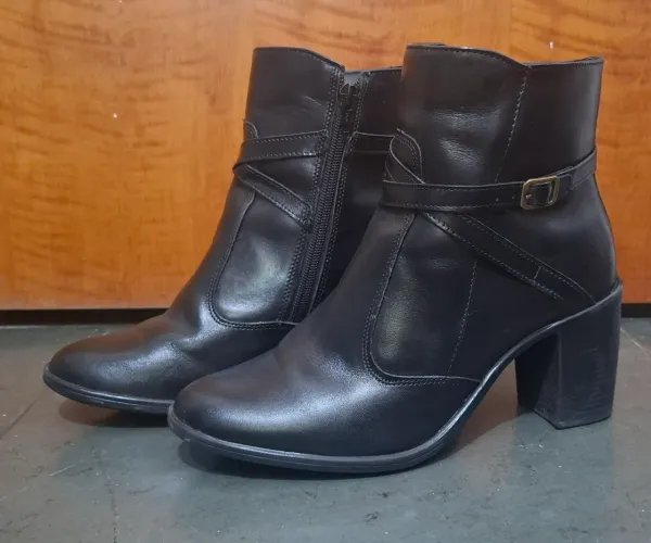 Bota preta couro legítimo salto médio