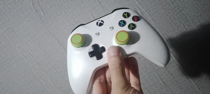 CONTROLE XBOX ONE COM DETALHE TROCO POR SSD OU HD TV STICK LEIA DESCRIÇÃO
