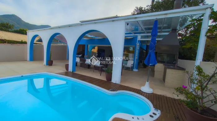 Casa planejada com 3 suítes a 200 metros da Praia dos Açores