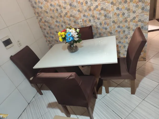 Mesa de jantar 4 cadeiras (Brinde incluso)