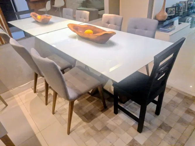 MESA DE JANTAR (1,60 x 0,90) + 5 CADEIRAS<br>VIDRO/MADEIRA/ ACABAMENTO EM LACA<br>R$ 1.200,00