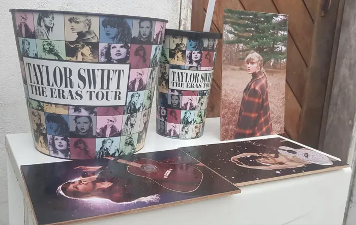 Colecionáveis Taylor Swift The Eras Tour Copo e Balde de Pipoca + 3 Placas Decorativas