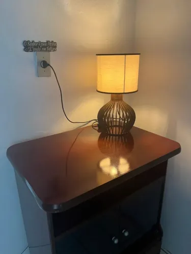 Rack de madeira com portas de vidro