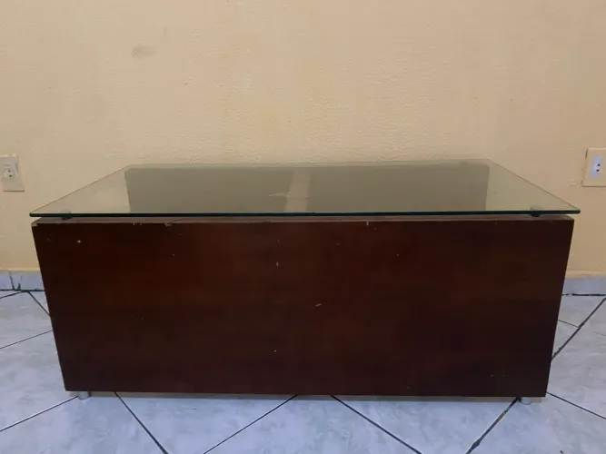 Mesa de centro em madeira maciça e tampo de vidro temperado