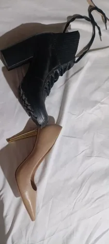 Coturno  preto Carmen Steffens e sapato scarpam caramelo da shuts número 36. 