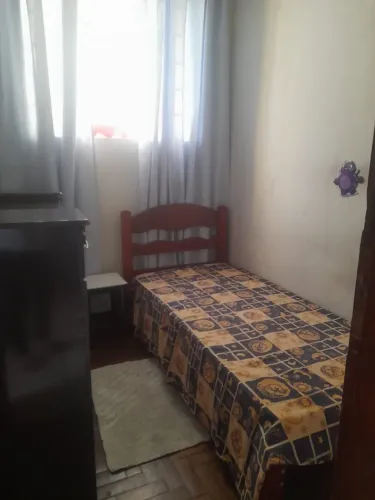 Alugo quarto para mulheres.