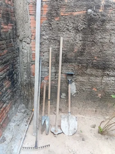 Ferramentas, par, enchada, cavadeira, régua de reboco, e gagando.