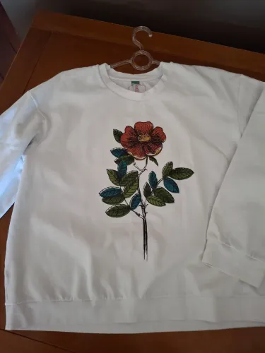 Blusa moleton na cor branca com estampa frontal marca malagueta tamanho 42