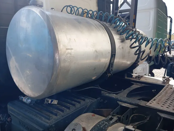 Vendo tanque de alumínio combustível de 750 litros com suporte.