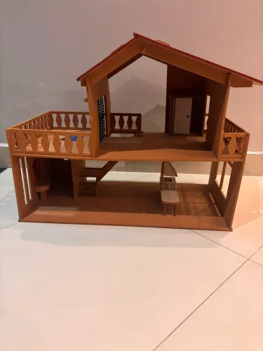 Casinha de boneca dois andares com piscina