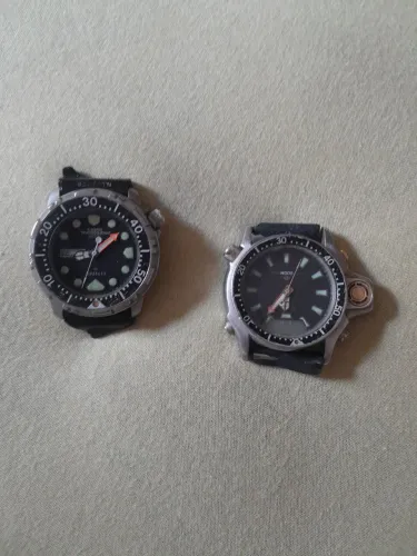 Vendo dois relógios citizen, problema ficou guardado e a bateria vazou .