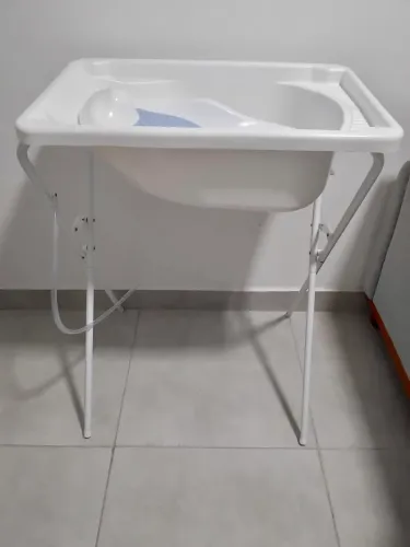 Banheira para bebê semi nova 25 lts.