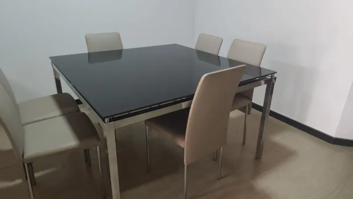 Vendo Mesa tampo de vidro e armação de metal polido.