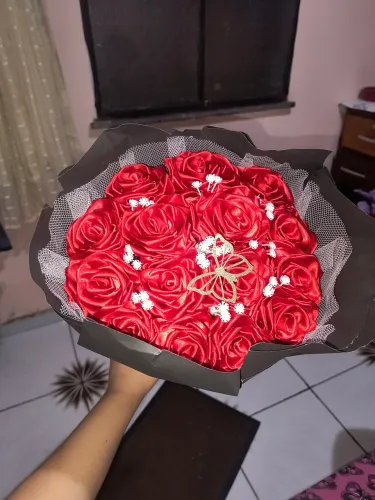 BUQUÊ DE FLORES VERMELHAS