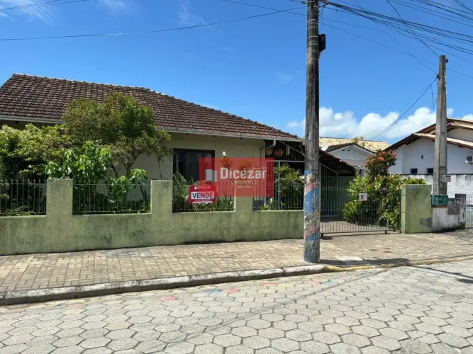 Casa alvenaria com três dormitórios no Centro de Penha, SC, à 950 metros da Praia do Quilo