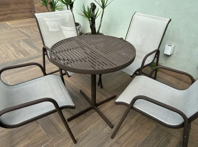 Mesa com 4 cadeiras para área externa