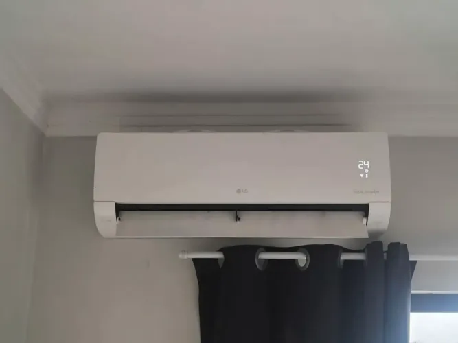 Ar condicionado impecável Quente e Frio
