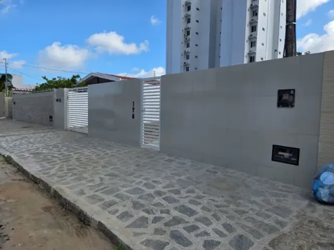 Bancários - Alugo casa com 03 quartos, 01 wc, ao lado do parque das 3 ruas.