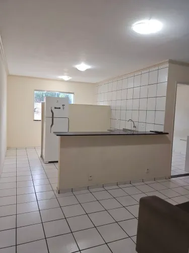 Alugo apto. Com 5 cômodos e 1 vaga de garagem, na paga água