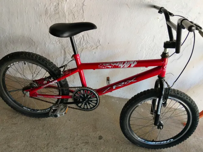 Vendo uma bicicleta semi nova,  cros era do meu filho ele usou  quase nada.