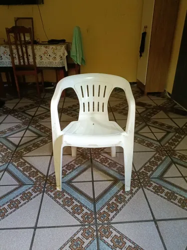 Jogo de mesa com quatro cadeiras
