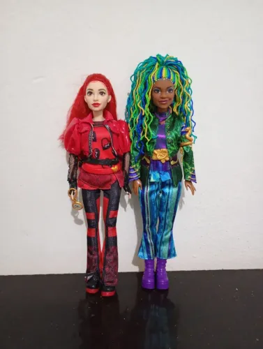 Bonecas Descendentes Uliana e Red