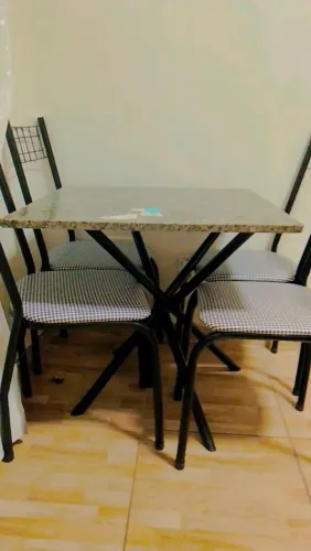 Mesa com 4 cadeiras