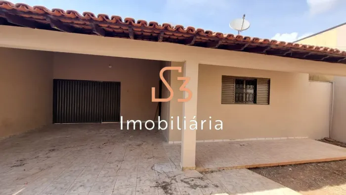 Casa para locação em Uberlândia-MG, bairro Santa Mônica: 4 quartos, 1 suíte, 3 banheiros,